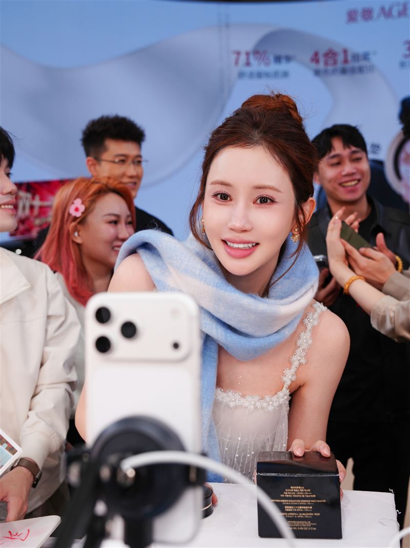 南韓女星李多海挺著孕肚赴中國杭州參與直播帶貨，2小時就創下約200億韓元（約新台幣4.3億元）的銷售額。（圖／翻攝自IG @leedahey4eva）