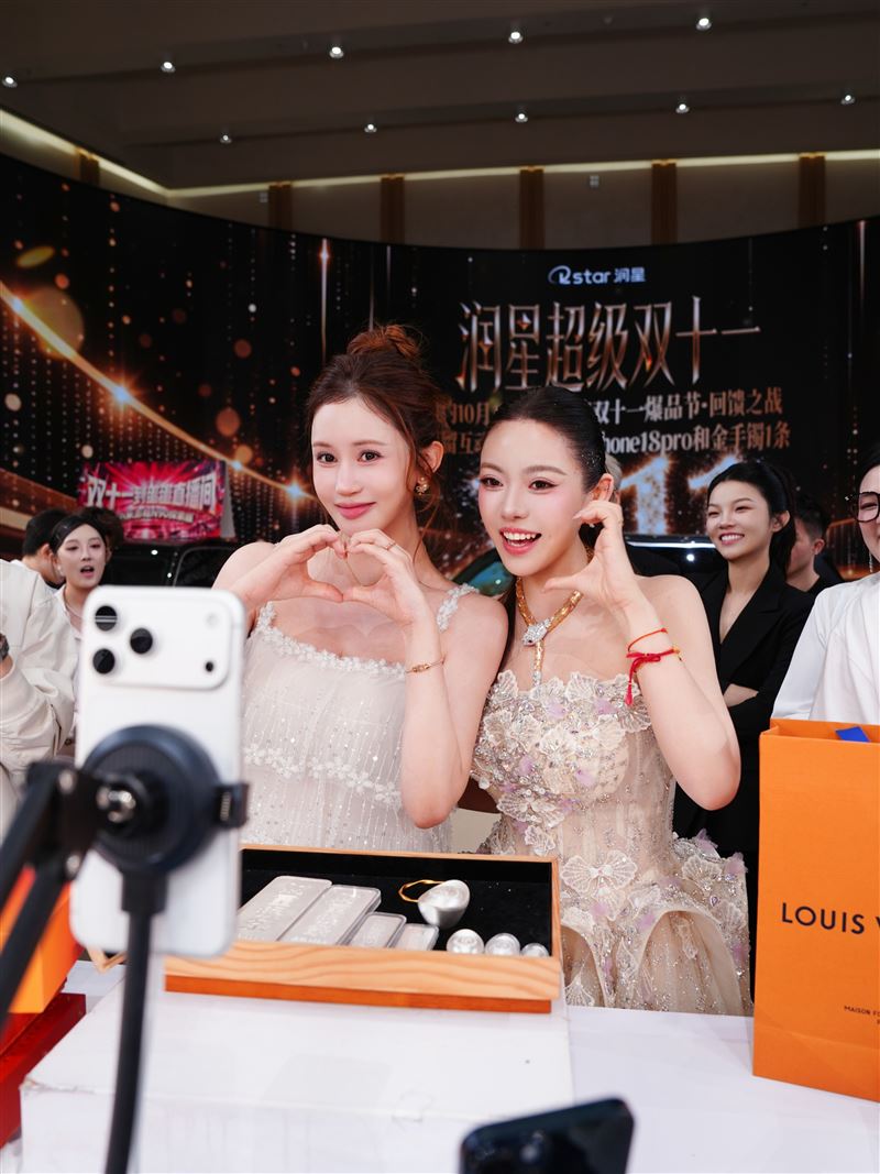 南韓女星李多海（左）挺著孕肚赴中國杭州參與直播帶貨，2小時就創下約200億韓元（約新台幣4.3億元）的銷售額。（圖／翻攝自IG @leedahey4eva）