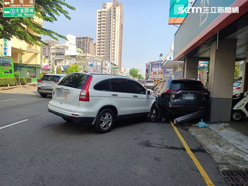 台中中清路發生肇逃車禍，白色休旅車衝撞路邊停車，駕駛棄車逃逸。（圖／翻攝畫面）