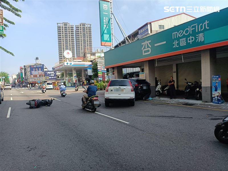 台中中清路發生肇逃車禍，白色休旅車衝撞路邊停車，駕駛棄車逃逸。（圖／翻攝畫面）