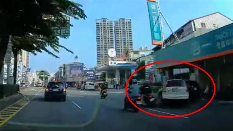 台中休旅車衝撞路邊停車！駕駛棄車逃逸