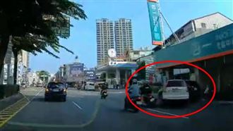 台中休旅車衝撞路邊停車！駕駛棄車逃逸