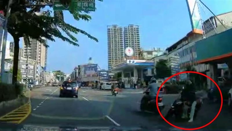 白色休旅車因不明原因碰撞路邊停放的黑色休旅車，車禍造成後方汽機車碰撞。（圖／民眾提供）
