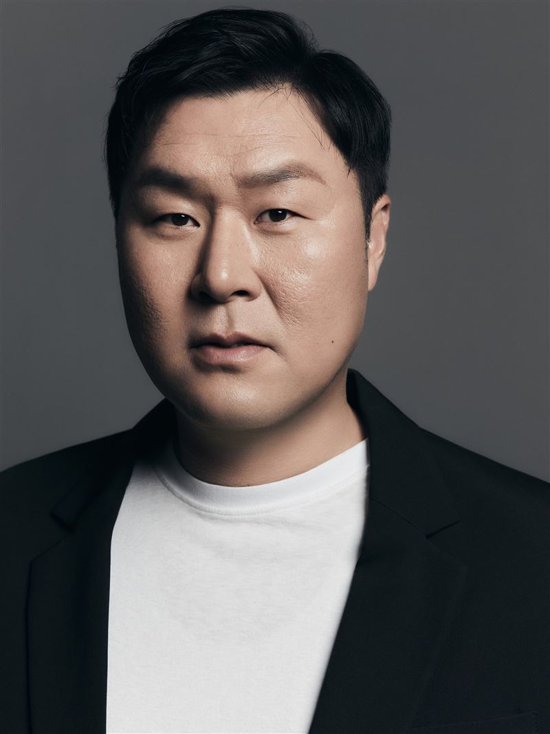 《外傷重症中心》尹敬浩則回歸飾演韓宥林，從最初反對白江赫，到如今成為值得信賴的夥伴。（圖／Noon Company提供）