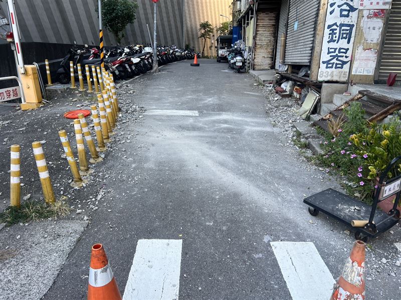 地面上散落一地磁磚碎片,所幸並未造成人員受傷。(圖/翻攝畫面)
