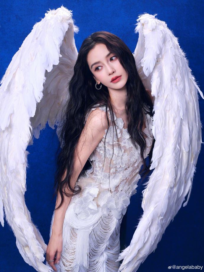 Angelababy近年積極重返時尚圈，頻繁現身各大品牌活動展現亮眼狀態。（圖／翻攝自微博 @angelababy）
