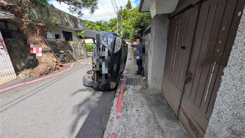 台北市士林區芝玉路一段今(19日)上午一輛小客車自撞路樹,側翻於巷弄內。(圖/翻攝畫面)