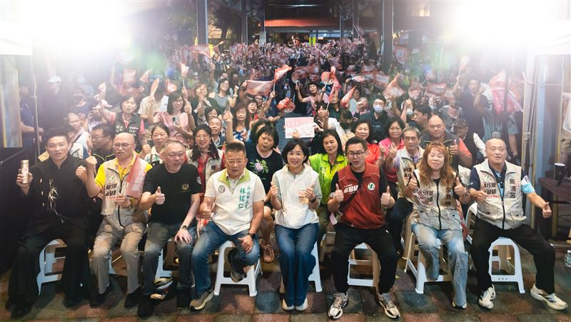 蘇巧慧、卓冠廷土城合體開講　湧千人擠爆