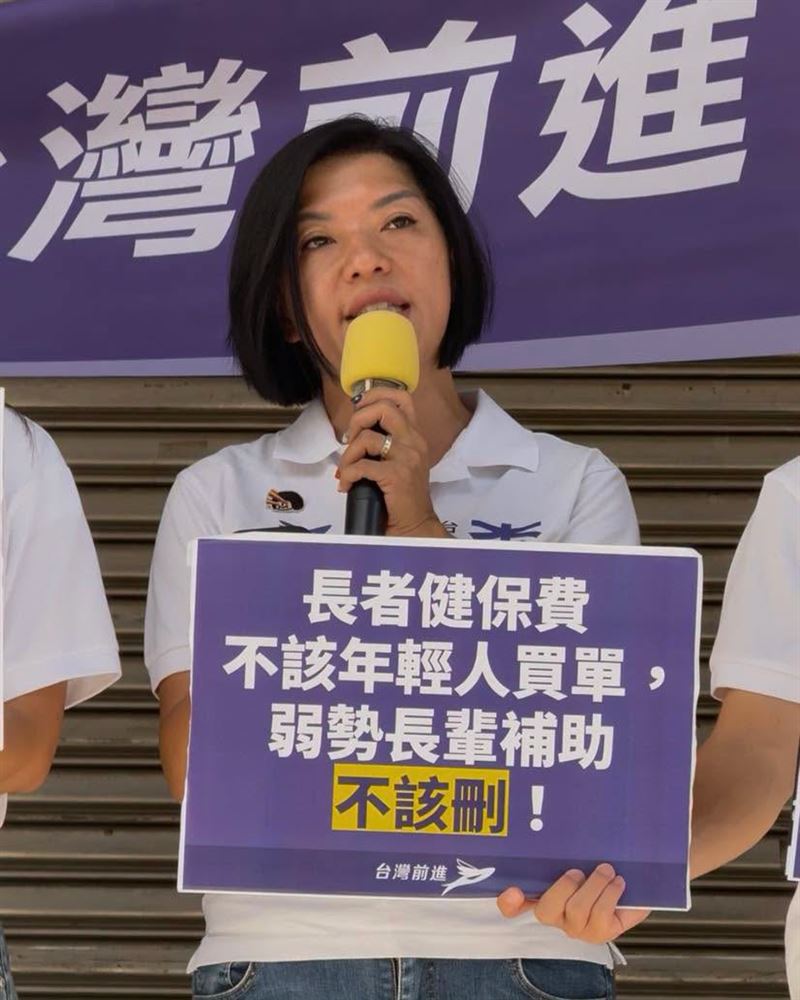 李惠暄律師重申,民眾黨,請你們把財政負擔與法律問題說清楚,不要再用似是而非的言論,來掏空年輕人的未來,讓弱勢長輩的醫療安全網面臨風險!(圖/翻攝自李惠暄律師臉書)