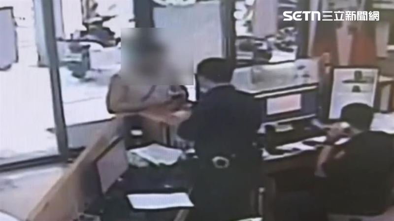 陳男接獲警方通知,到派出所領回遺失款項。(圖/翻攝畫面)