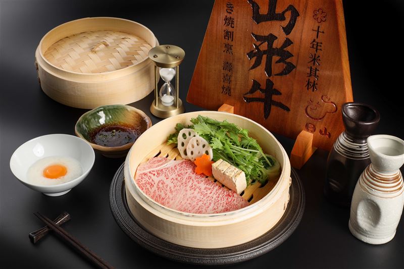 「厚切和牛壽喜燒」以精選肋眼呈現，先煎香表面，再加入日山經典壽喜燒醬汁烹煮，保留厚實肉感，再搭配山藥泥蛋黃醬，更顯滑順不膩口。(圖／日山 割烹壽喜燒提供）