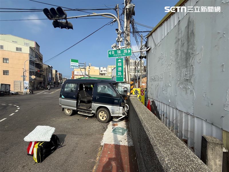 72歲老翁載妻外出,半路失控自撞號誌桿,1死1重傷。(圖/翻攝畫面)
