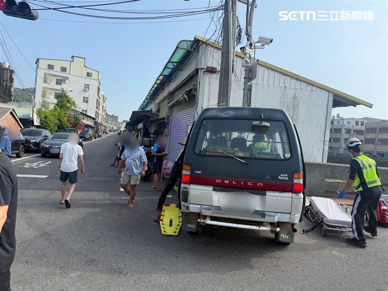 苗栗老夫妻開車外出自撞號誌桿,釀1死1重傷悲劇。(圖/翻攝畫面)