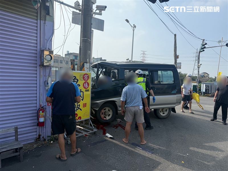 72歲老翁載妻外出,半路失控自撞號誌桿,1死1重傷。(圖/翻攝畫面)
