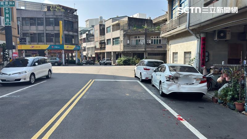 廂型車先是撞上2輛路邊停車後,又失控撞上號誌桿,釀死亡車禍。(圖/翻攝畫面)