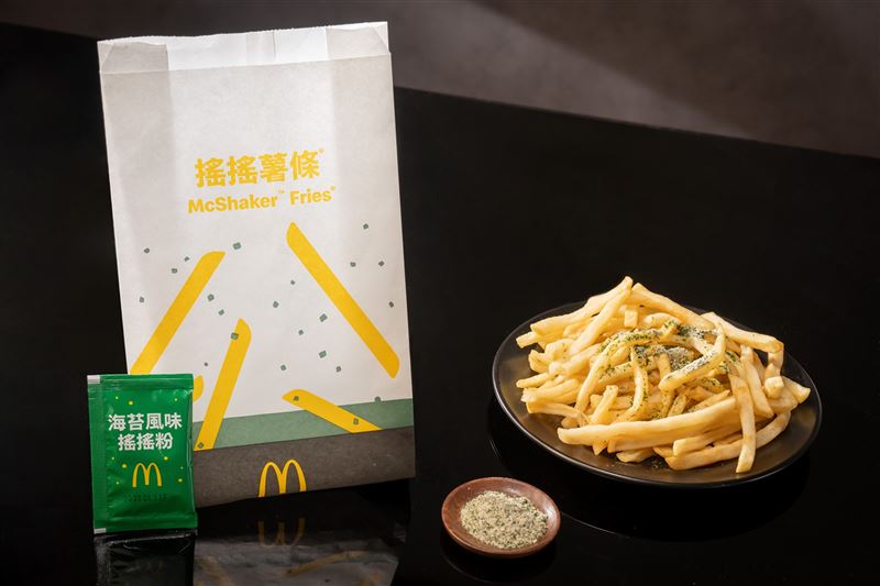 「海苔風味搖搖薯條」以鹹香海苔粉搭配金黃酥脆薯條,10月21日起主餐搭配經典配餐選擇大薯,即可免費升級「搖搖薯條」。(圖/品牌業者提供)