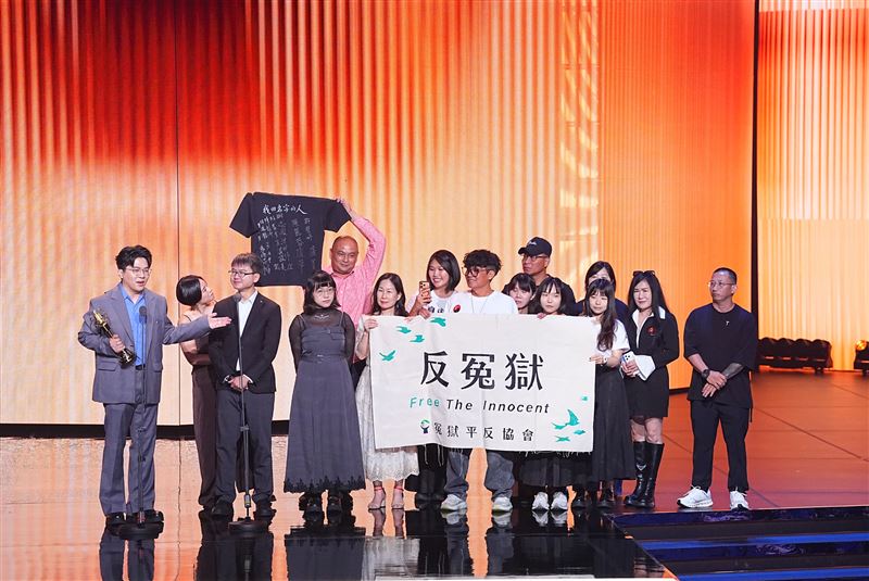 世新廣電系校友黃柏諺（雅柏，左一）與夥伴製作主持《找回名字的人》，關注冤獄平反者的司法與生活處境，獲第61屆廣播金鐘獎社會關懷節目獎。（三立電視畫面提供）