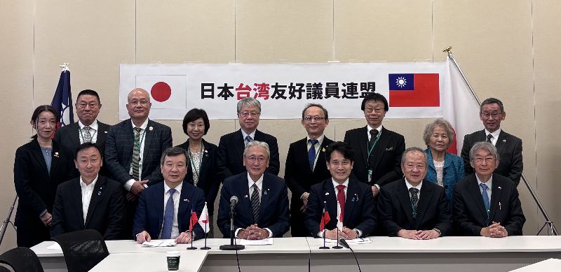 日本台灣友好議員聯盟19日召開專案小組會議,確認新制度實施情況。駐日代表李逸洋(左2)、日台議聯會長古屋圭司(左3)、參議員瀧波宏文(右3)以及多名旅日台灣人與會。(圖/中央社)