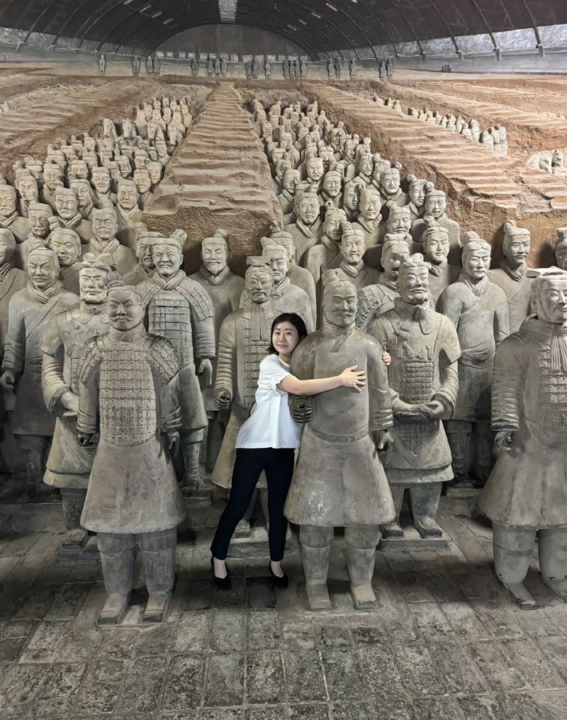 福原愛合照兵馬俑。（圖／翻攝自微博）