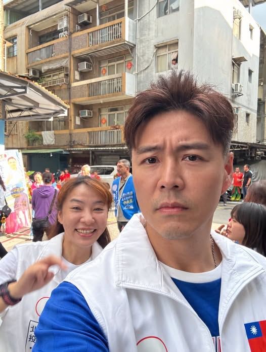 劉至翰曾在助選時被誤認成爸爸劉尚謙。(圖/翻攝自劉至翰臉書)