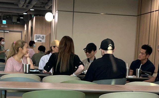 有網友在香港大學食堂驚喜巧遇郭富城(上排右起)、張智霖與袁詠儀一同低調用餐。(圖/翻攝自小紅書)