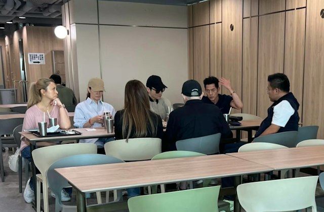 郭富城(上排右1)在食堂內與好友相談甚歡,邊說邊揮手比劃。(圖/翻攝自小紅書)