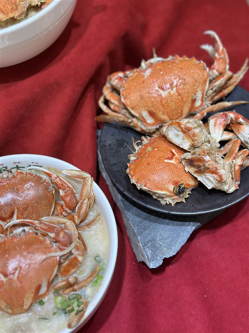一碗「極鮮雙蟹粥」一次滿足「鮮蟹直接吃」與「蟹肉拌粥」兩種吃法。（圖／品牌業者提供）