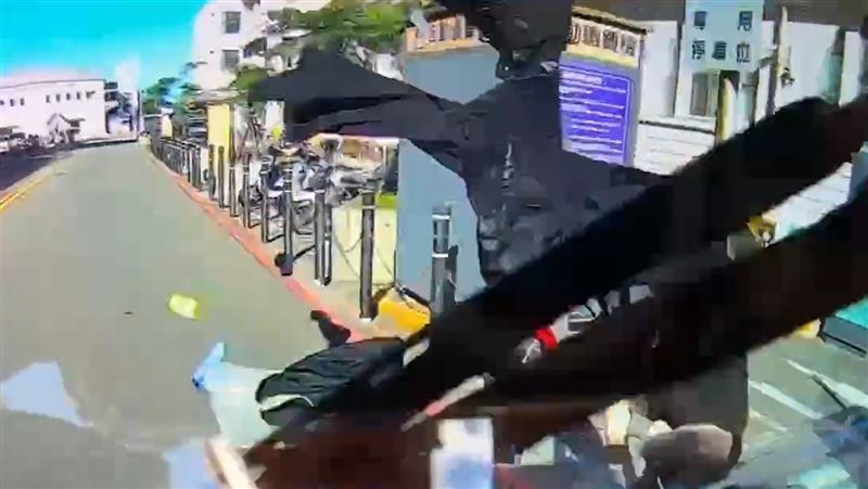 潘女騎乘機車行經海港大樓附近,不明原因突然跨越雙黃線,之後直接逆向衝撞廂型車,潘女因撞擊力整個人拋飛。(圖/翻攝畫面)