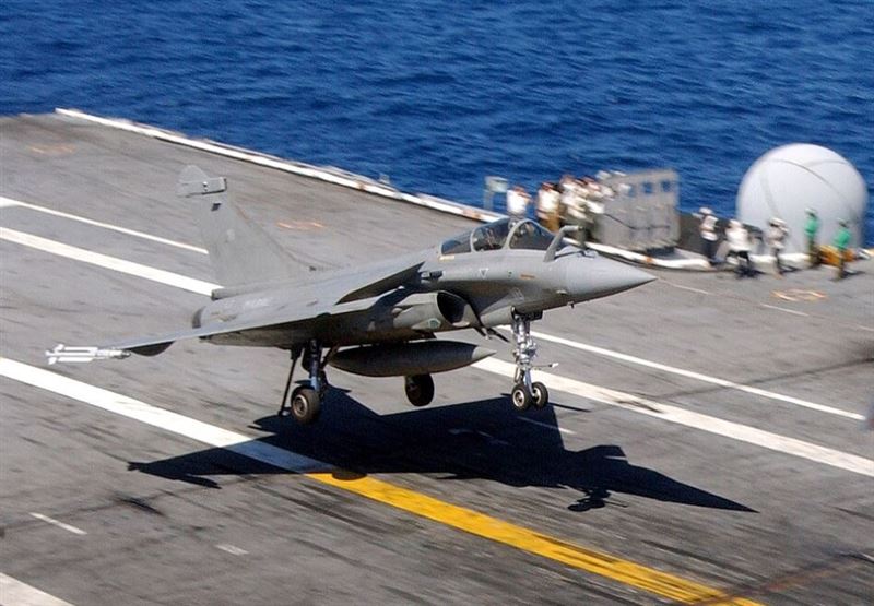 一架法國海軍的疾風戰鬥機正在降落在美國航艦羅斯福號。(圖/翻攝自維基百科)