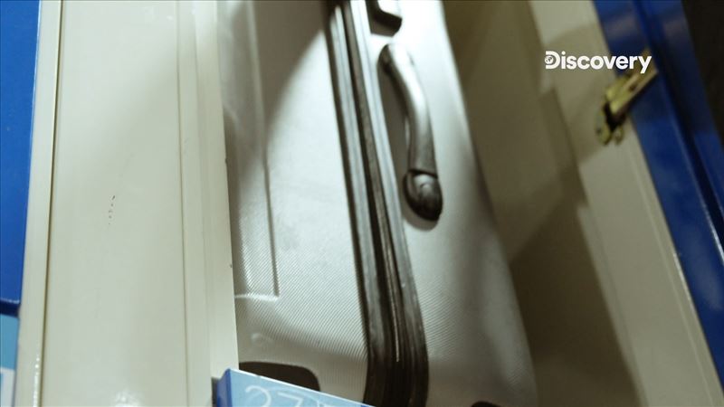 調查人員追查贓款下落,在台北車站置物櫃尋找線索。(圖/Discovery提供)