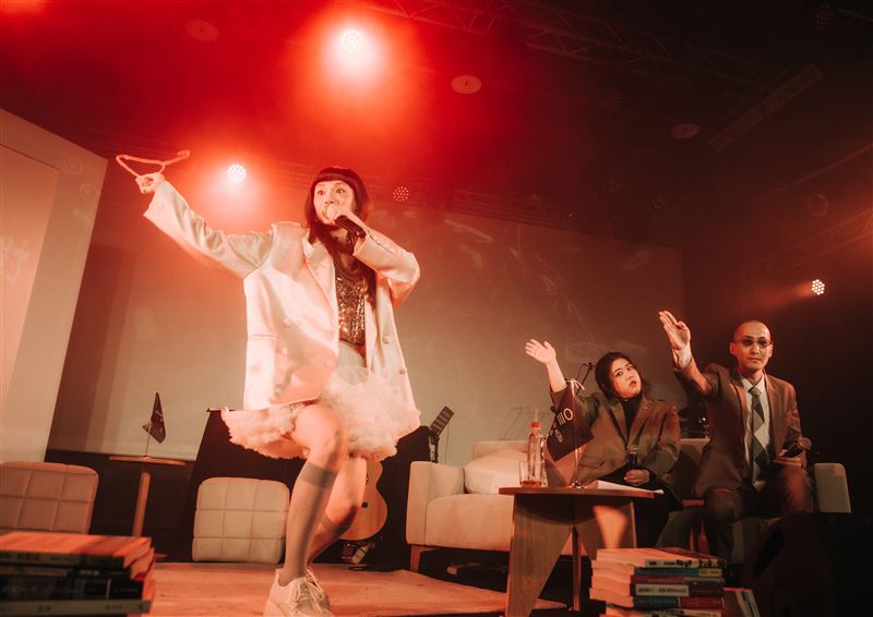 PiA吳蓓雅(左)分享重拾台語記憶的過程。(圖/Legacy傳音樂展演空間提供)