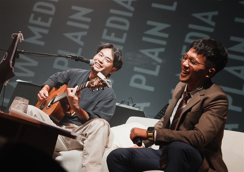 楊大正(左)首度公開滅火器樂團新作品。(圖/Legacy傳音樂展演空間提供)