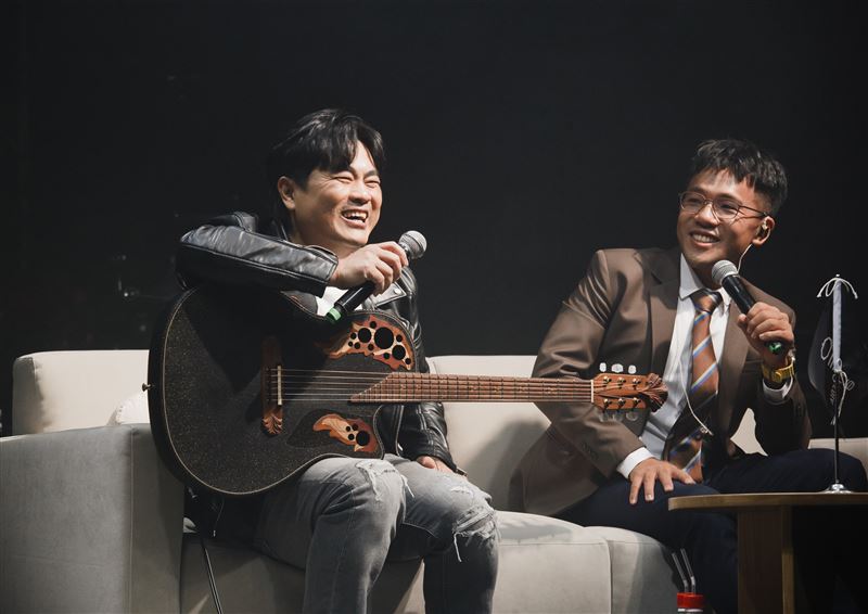 蘇明淵(左)演唱〈總統先生〉、〈金手指〉等作品。(圖/Legacy傳音樂展演空間提供)