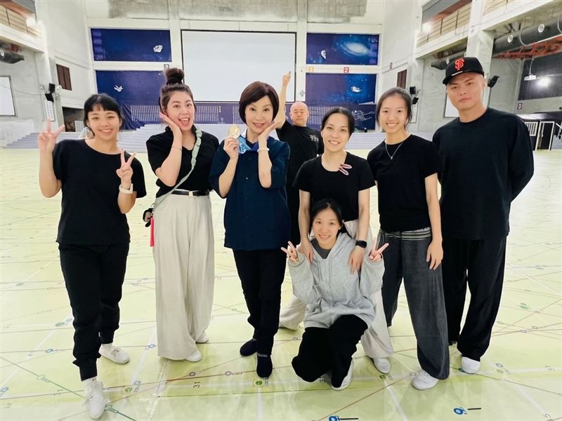 曾野先生當天取出他在2025年世壯運馬拉松拚搏得來的金牌,並親手佩掛在唐美雲身上。(圖/唐美雲歌仔戲團提供)