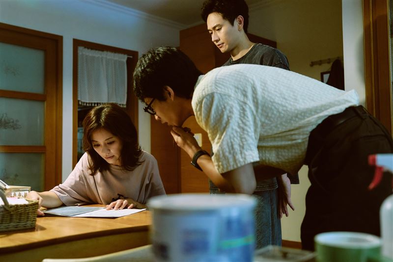 奇幻愛情喜劇《新手上路》劇中陳意涵(左)有劉冠廷(後)、黃冠智(中)人鬼幫忙照料育兒。(圖/文策院與四方四隅提供)
