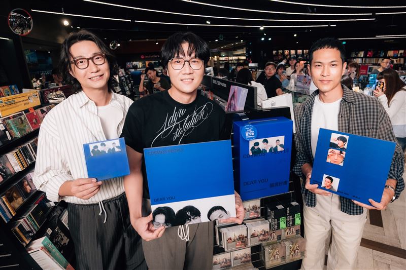 宇宙人重現買CD的復古浪漫。（圖／相信音樂提供）