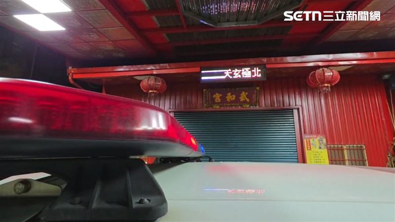 桃園中壢某宮廟前，發生少年遭集體圍毆霸凌事件，有網友號召聚集宮廟，警方也派出警力巡邏，並呼籲網友理性。（圖／翻攝畫面）