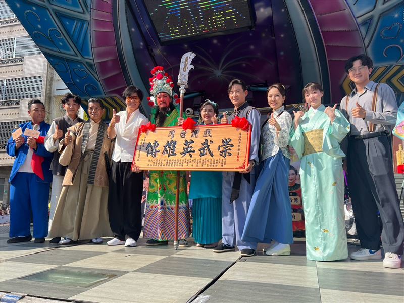 崇武英雄傳粉絲見面會。演員大合照(左起)大伯、戴鈺錠、龔明輝、陳麒凱、潘承浩、楊凱淇、羅志峰、陳嘉君、江佑真、李威鴻（圖／主辦單位提供）