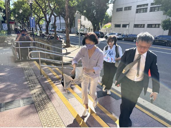 木可公司負責人李文娟（左）認罪坦承與柯文哲侵占政治獻金