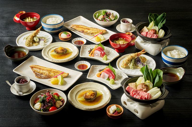 《超值美食通用券》可於晴山日本料理兌換「主廚特選雙人套餐」，集結炭烤北海道花魚一夜干、牛小排壽喜燒等多道料理。（圖／飯店旅宿業者提供）
