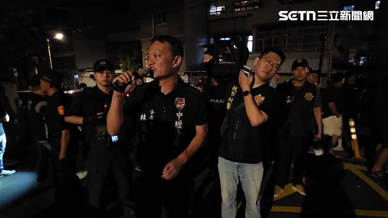 桃園中壢某宮廟前,發生少年遭集體圍毆霸凌事件,有網友號召聚集宮廟,警方也派出警力呼籲網友理性,現場約聚集5到600人左右。(圖/翻攝畫面)