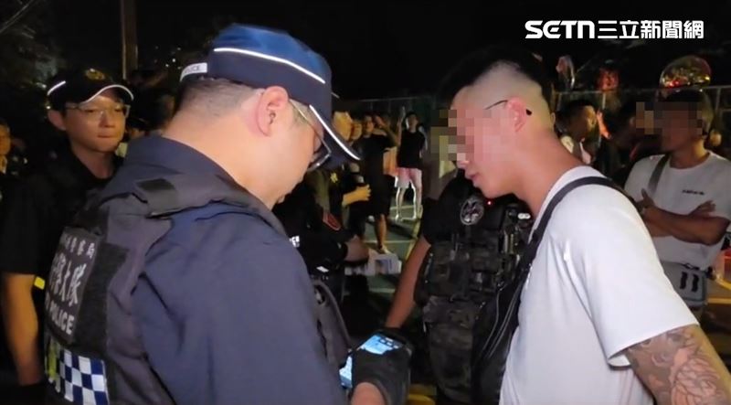 桃園中壢某宮廟前,發生少年遭集體圍毆霸凌事件,有網友號召聚集宮廟,警方也派出警力呼籲網友理性,現場約聚集5到600人左右。(圖/翻攝畫面)
