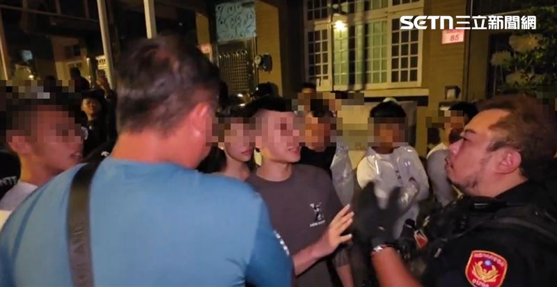 桃園中壢某宮廟前,發生少年遭集體圍毆霸凌事件,有網友號召聚集宮廟,警方也派出警力呼籲網友理性,現場約聚集5到600人左右。(圖/翻攝畫面)