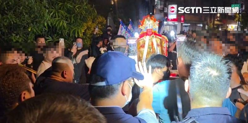 桃園中壢某宮廟前,發生少年遭集體圍毆霸凌事件,有網友號召聚集宮廟,警方也派出警力呼籲網友理性,現場約聚集5到600人左右。(圖/翻攝畫面)