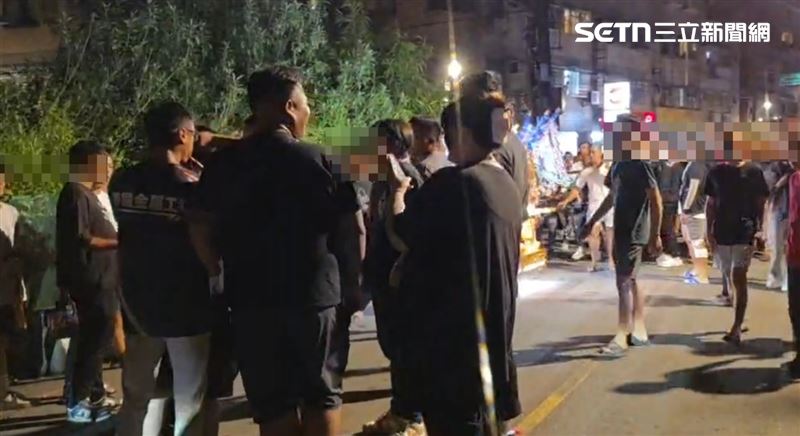 桃園中壢某宮廟前,發生少年遭集體圍毆霸凌事件,有網友號召聚集宮廟,警方也派出警力呼籲網友理性,現場約聚集5到600人左右。(圖/翻攝畫面)