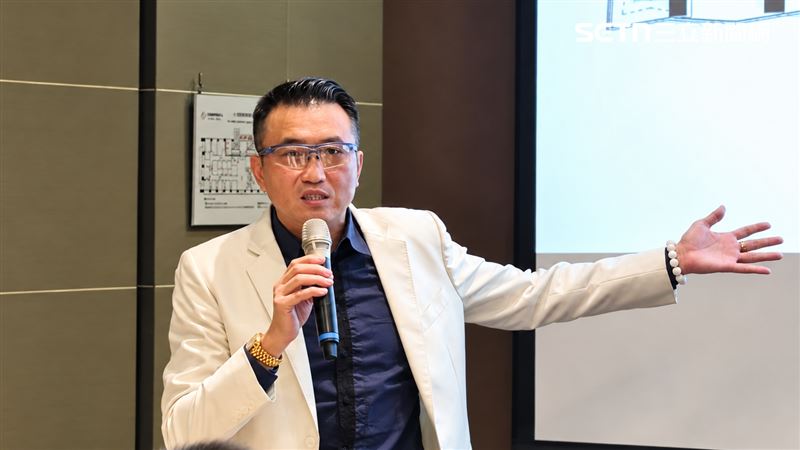 陳建慶宣布參選「台北市房仲公會理事長」，他說，「公會要世代傳承，不能世襲更不能復辟，未來若當選理事長，將提升房仲產業的社會形象與尊嚴為己任，並在3年任滿後絕不連任。」（圖／記者陳韋帆攝影）