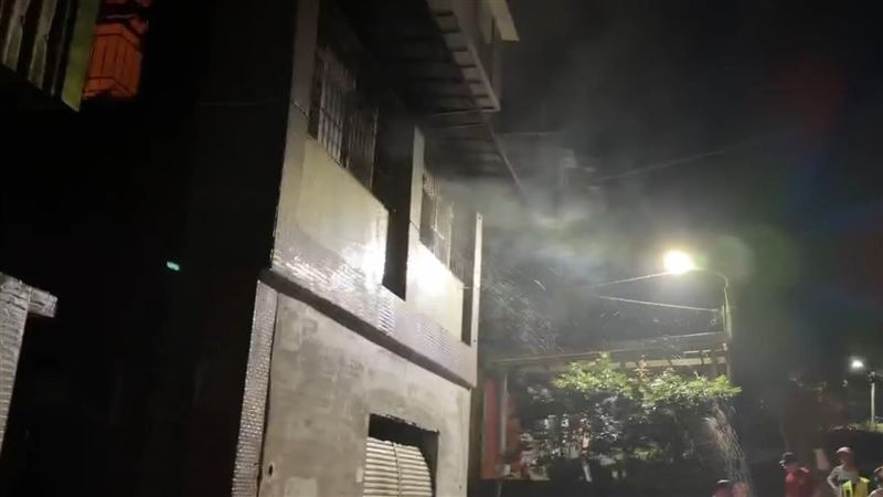 基隆市中山區德安路某民宅發生火警,現場一名年約50歲婦人預防性送醫。(圖/翻攝畫面)