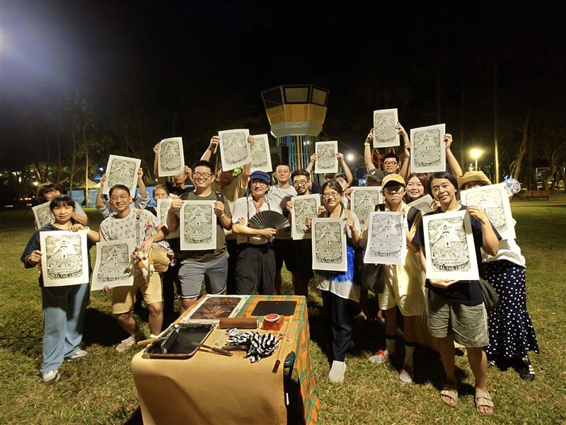 當代藝術家楊忠銘在民權公園發放版畫力挺沈伯洋。（圖／翻攝自楊忠銘Threads）