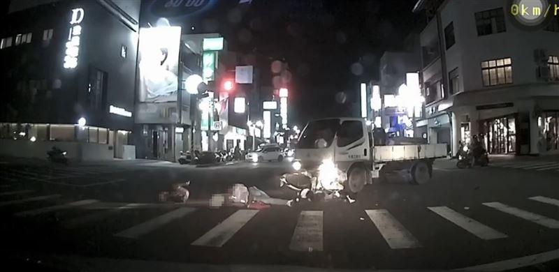 嘉義男騎車載3幼童⋯路口猛撞左轉小貨車!「4人肉貼地」撞擊畫面曝光。(圖/民眾提供)
