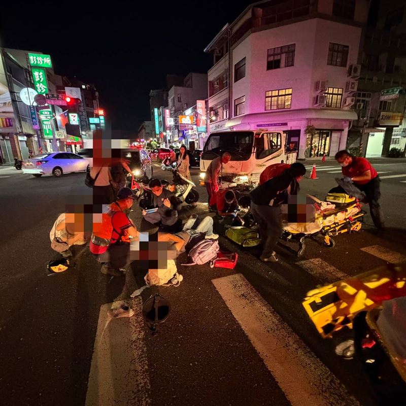 嘉義男騎車載3幼童⋯路口猛撞左轉小貨車!「4人肉貼地」撞擊畫面曝光。(圖/民眾提供)